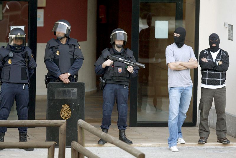 Agentes de la Policía Nacional vigilan la entrada a la sede del sindicato LAB de San Sebastián.