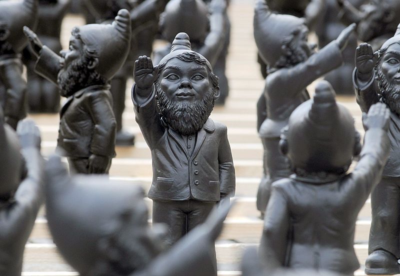 INSTALACIÓN 1250 GNOMOS HACIENDO EL SALUDO HITLERIANO