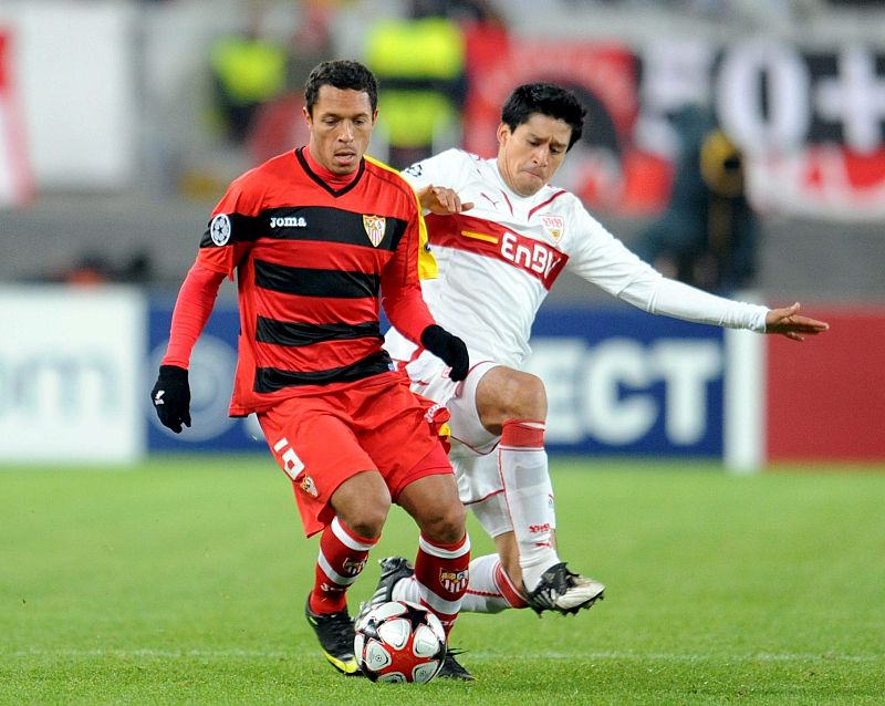 El futbolista mexicano del Stuttgart, Ricardo Osorio, lucha por el control del balón con el brasileño Adriano.