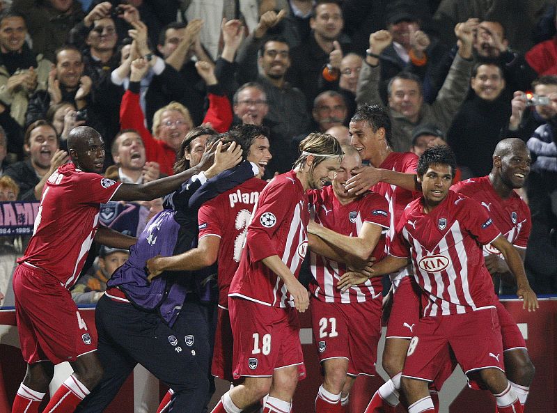 Los jugadores del Girondins celebran el gol marcado ante el Bayern Munich.