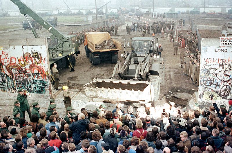 Tras la caída del Muro, excavadores y grúas ocuparon la Potsdamer Platz para derribar cualquier vestigio de la ocupación y división del territorio alemán.