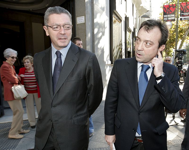 El alcalde de Madrid, Alberto Ruiz-Gallardón, a la izquierda, ha llegado acompañado de su número dos, Manuel Cobo.