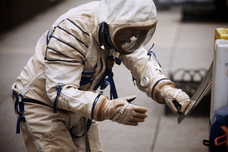 Vestida con un traje de astronauta, camina perdida por Nueva York. Es Alicia Framis, una artista barcelonesa que presenta entre el 3 y el 17 de noviembre de su nueva instalación 'Lost Astronaut' en la ciudad de los rascacielos