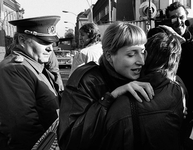 Después de 28 años de forzosa separación, berlineses del Este y el Oeste se pudieron encontrar tras la caída del Muro.