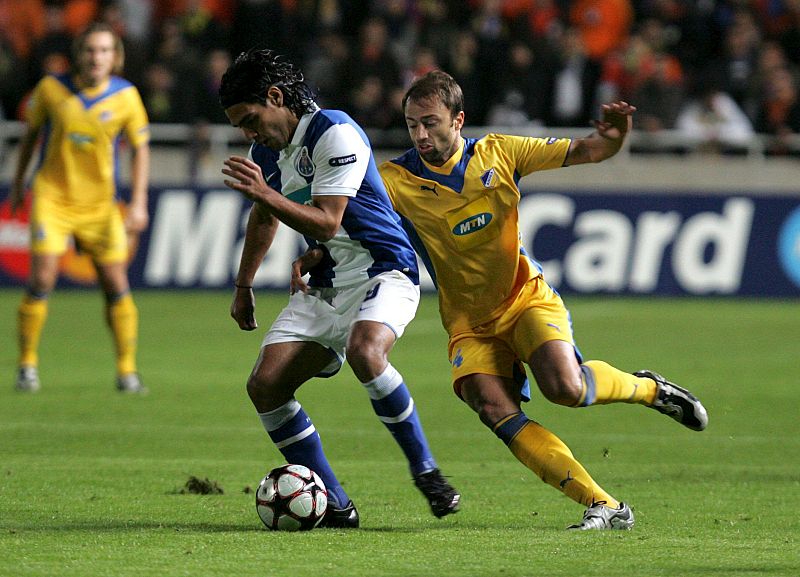 Falcao, autor del gol del Oporto, ante la presión del griego del Apoel Christos Kontis.
