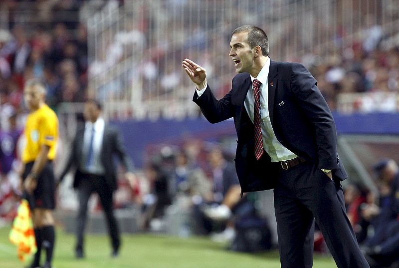 El entrenador del Stuttgart, Markus Babbel, da instrucciones a sus jugadores