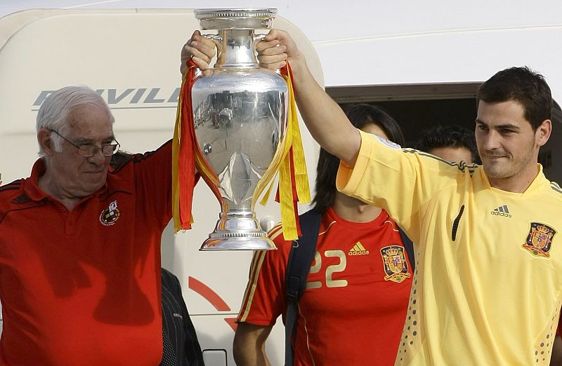 Luis Aragonés y Casillas, a su llegada a España con la Eurocopa. Ambos fueron dos pilares fundamentales en la victoria 'roja' en Austria.