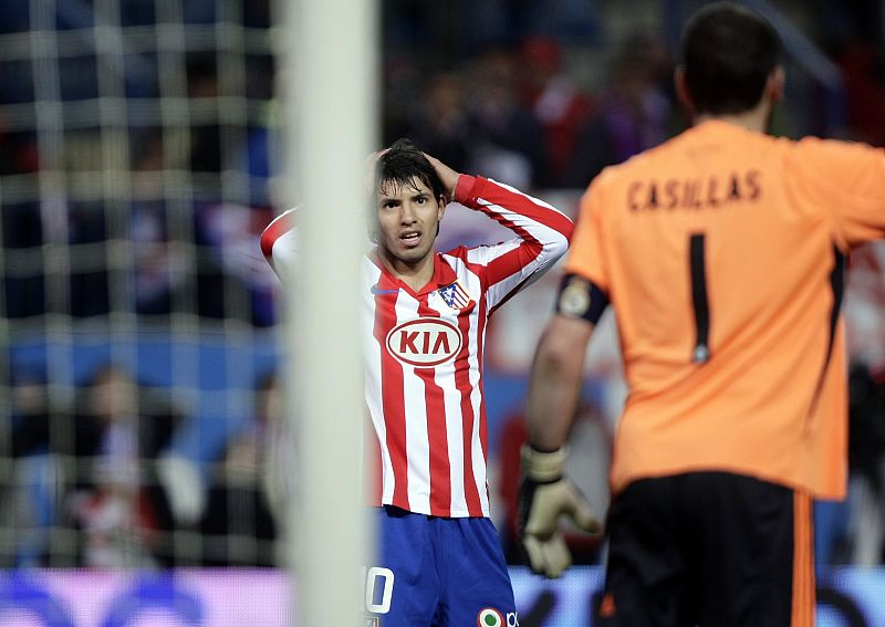 Agüero se lamenta de la ocasión perdida ante Casillas. El argentino lo intentó pero el Real Madrid se llevó el derbi.