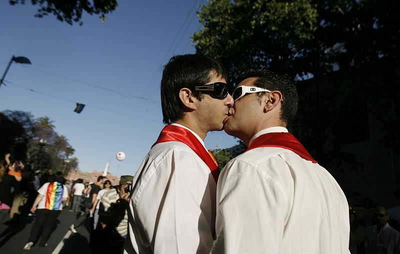 ALREDEDOR DE 50.000 PERSONAS MARCHAN POR EL ORGULLO GAY EN BUENOS AIRES