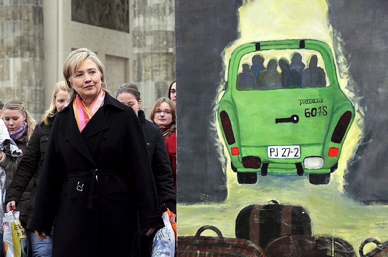 La secretaria de Estado de EEUU, Hillary Clinton, observa una de las piezas de la cadena de gigantescas piezas de dominó que simbolizará la caída del muro de Berlín