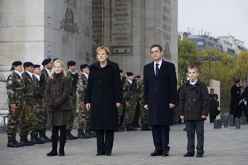 Un grupo de niños de la escuela franco-germana han acompañado a Merkel y Sarkozy en la conmemoración del Día del Armisticio mientras escuchaban los himnos nacionales de Francia y Alemania.
