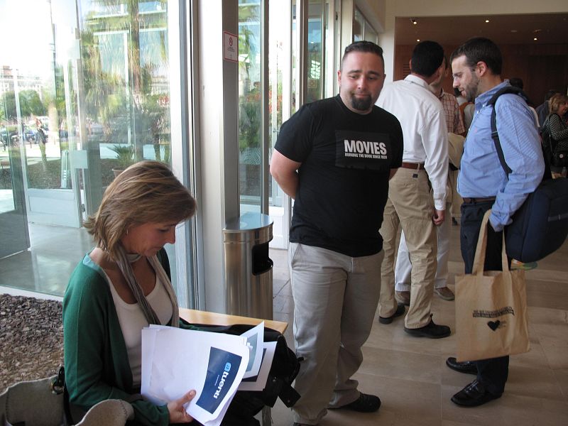 Koro Castellano da el último repaso a sus notas antes de la conferencia inaugural en el EBE 2009