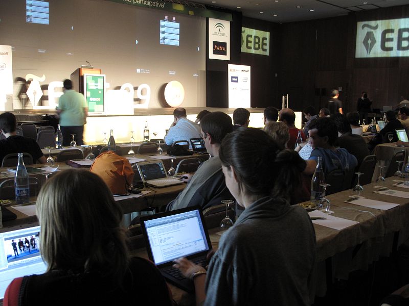 En las pantallas del salón de conferencia se pueden seguir en tiempo real los 'tuiteos' sobre el EBE 2009