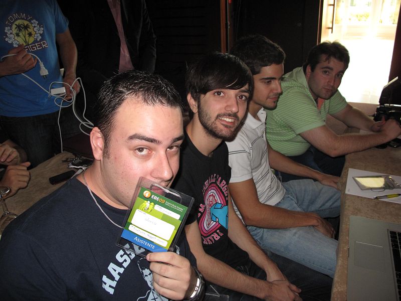 Guille, bloguero de nadaquecontar.com, Alejandro de manualdeautoayuda.es y Nacho y Miki de soygik.com en el Evento Blog