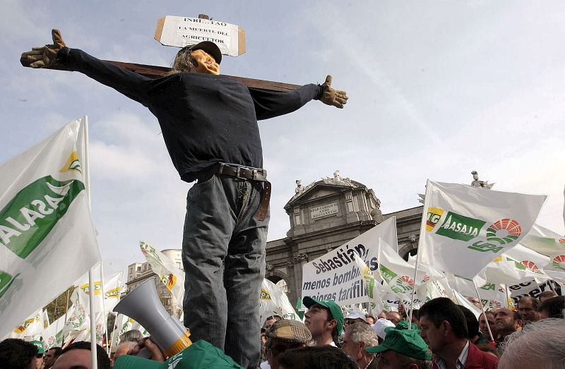 MILES DE AGRICULTORES SE MANIFIESTAN EN MADRID POR LA CRISIS DEL CAMPO