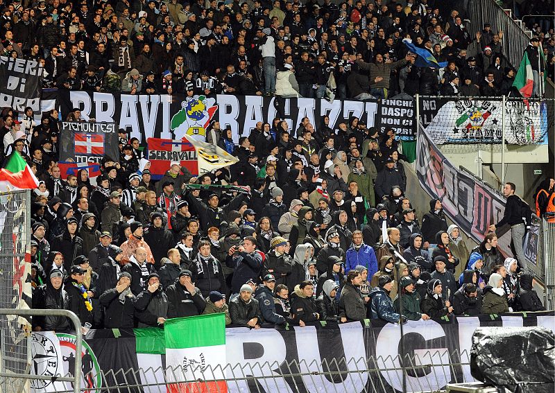 Muchos aficionados italianos en la grada de Burdeos animando a la Juve, como se ve en la imagen.