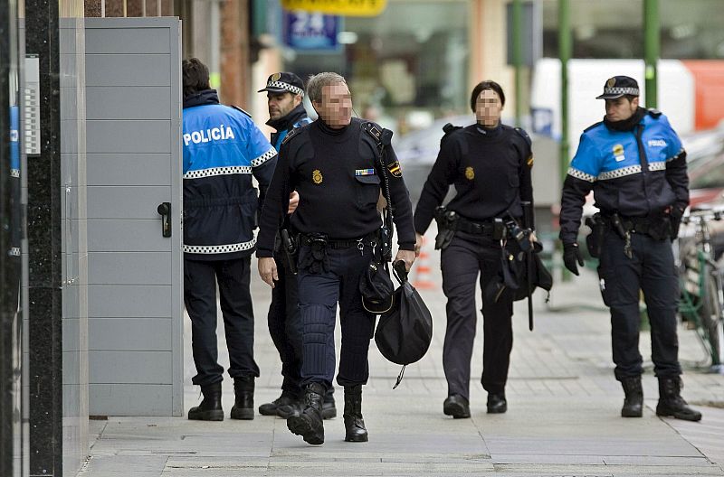 El Grupo Especial de Operaciones de la Policía Nacional (GEO) ha estado presente en la liberación de una empleada de Cajacírculo donde un cliente la ha tenido retenido a punta de navaja durante cinco horas.