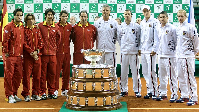 España y República Checa posan así de sonrientes, pero sólo uno será el ganador.