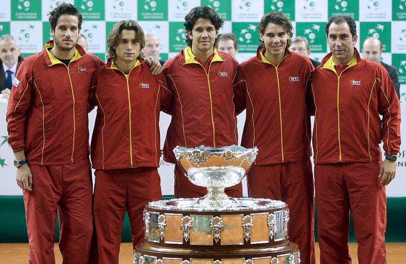 El equipo español de tenis posa junto a la ensaladera.