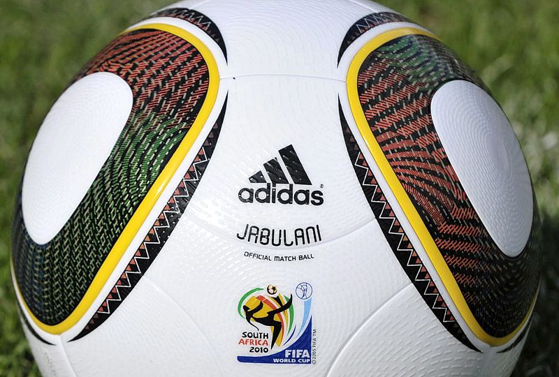Este es el 'jabulani', el balón con el que se jugará en Sudáfrica, que ha sido presentado en este sorteo.