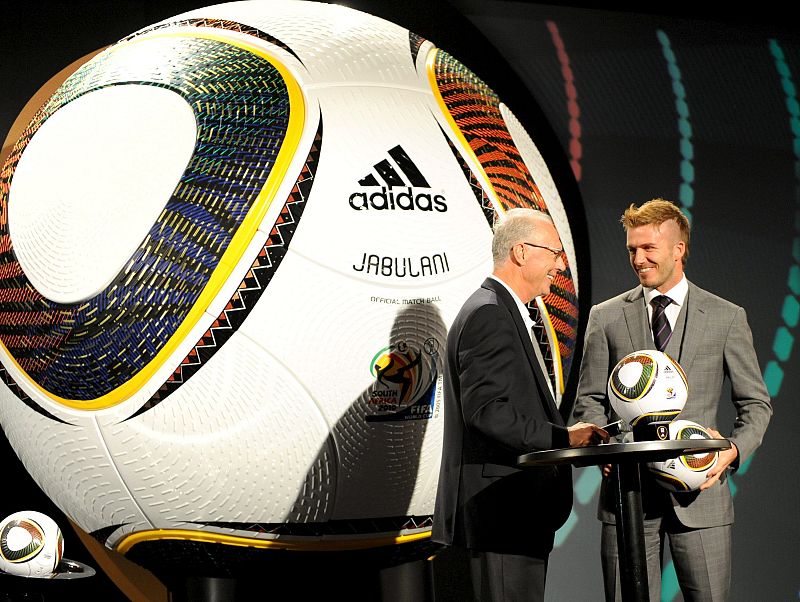 El futbolista inglés David Beckham y el ex futbolista alemán Franz Beckenbauer asisten a la presentación de "Jabulani", el balón oficial del Mundial de Fútbol de Sudáfrica 2010.