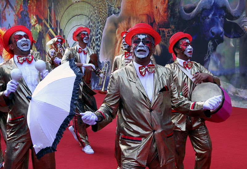 Un grupo de artistas actúan en la alfombra roja de la ceremonia del sorteo de grupos de la fase final del Mundial de Fútbol de Sudáfrica 2010 en Ciudad del Cabo.
