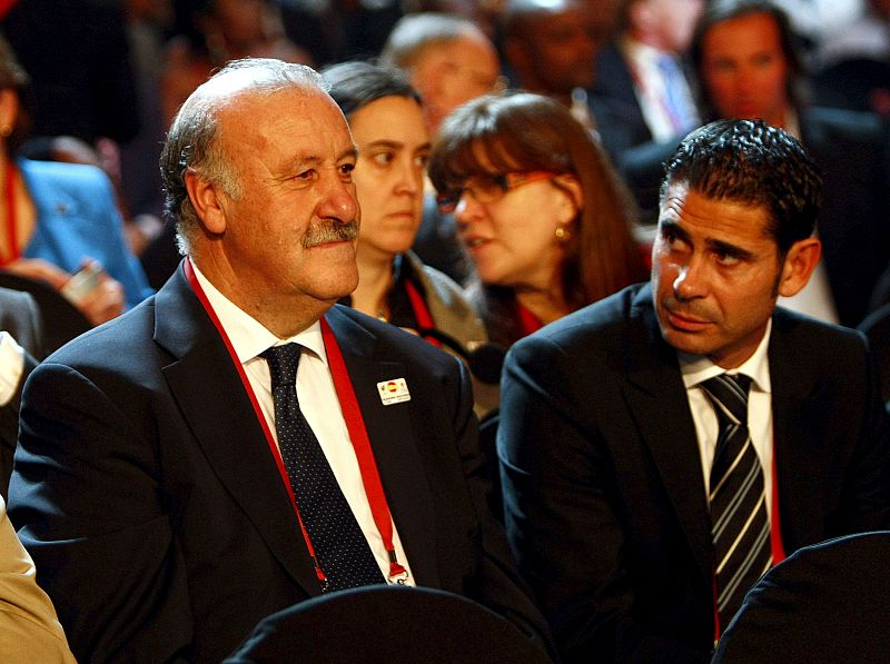El seleccionador español de fútbol, Vicente del Bosque, y el ex futbolista español Fernando Hierro, en el sorteo.