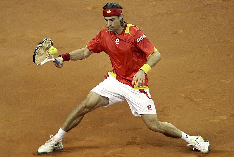 David Ferrer devuelve la bola durante el partido contra Radek Stepanek.