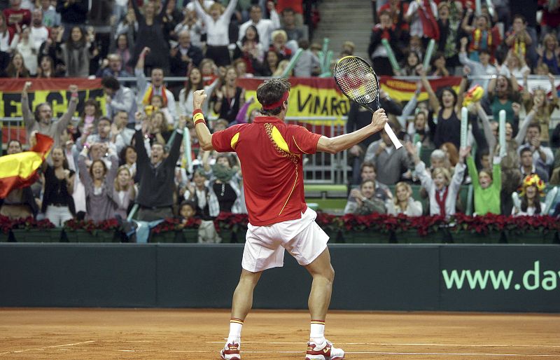 Feliciano López celebra con la grada del Palau la consecución del primer set del partido.