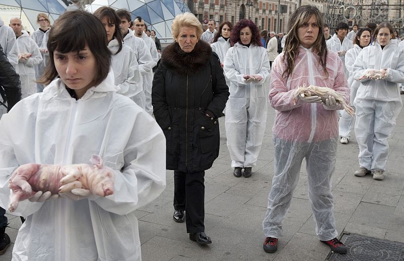 Una mujer camina entre la concentración en la madrileña Puerta del Sol