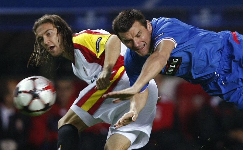 Diego Capel trata de zafarse de la marca de Lee McCulloch en los primeros compases.