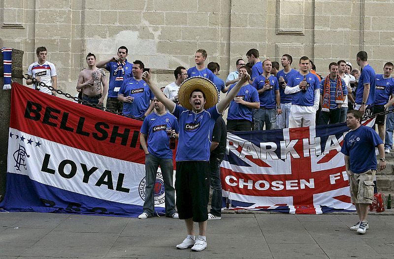 Aficionados del Glasgow Rangers por las calles de Sevilla horas antes del comienzo