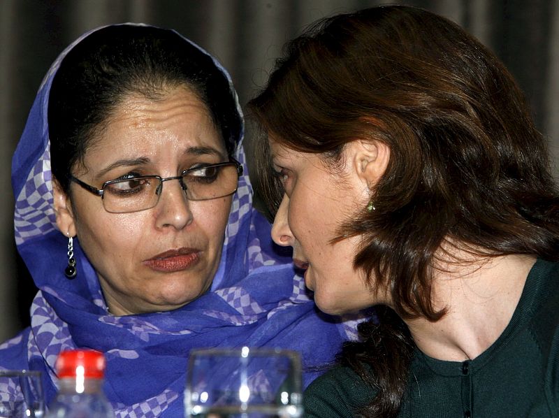 Aitana Sánchez Gijón conversa con la presidenta de la Unión de Mujeres Saharauis en España, Zahra Ramdam.