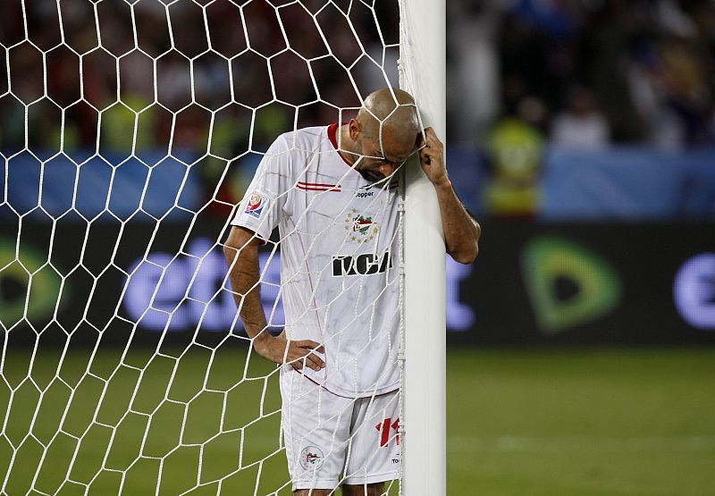 El jugador del Estudiantes Juan Sebastian Veron se lamenta tras el gol de Leo Messi.