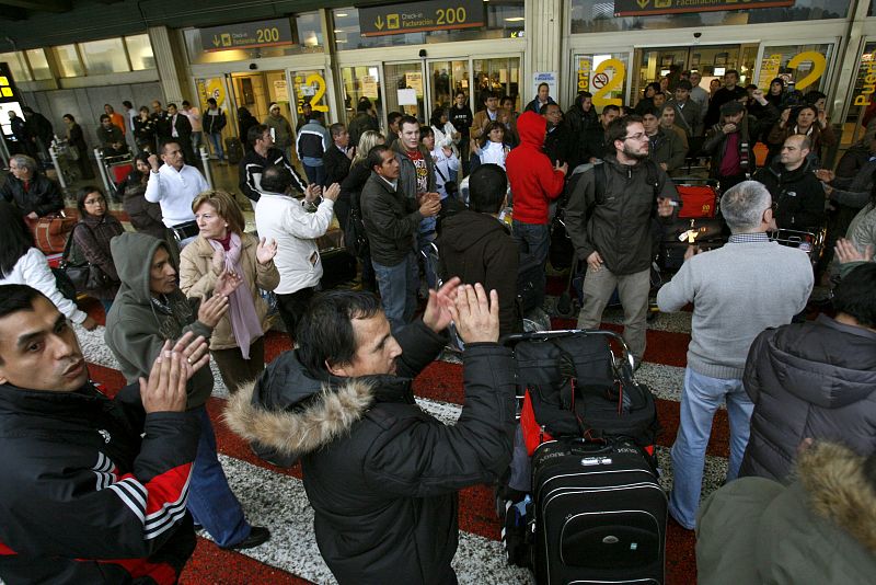PASAJEROS DE AIR COMET EN BARAJAS