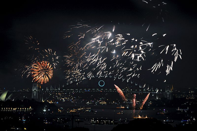Fuegos artificiales en la bahía de Sidney para recibir al nuevo año.