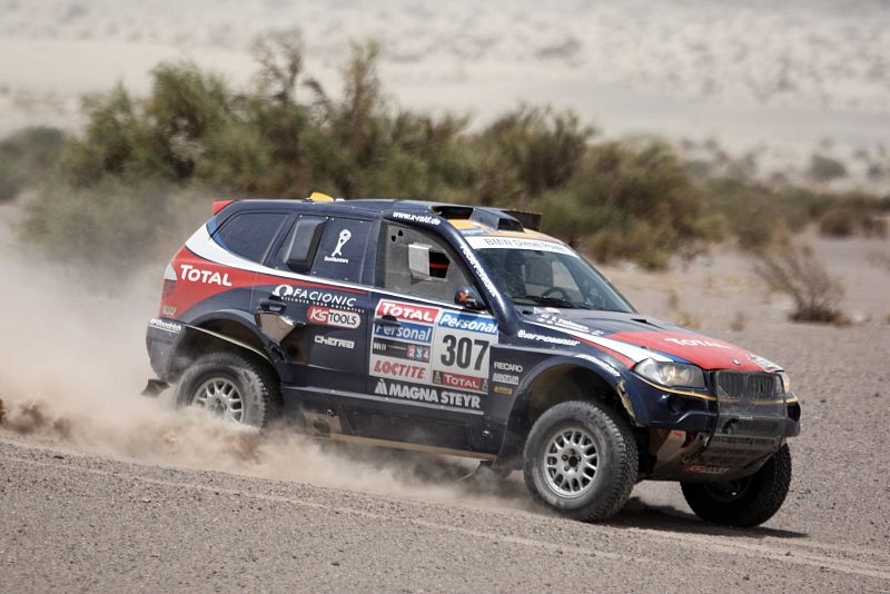 El piloto francés Guerlain Chicherit conduce su BMW en la localidad Fiambalá de la provincia de Catamarca (Argentina).