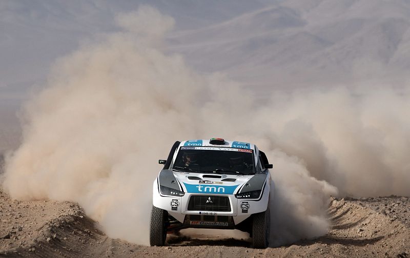 El piloto portugués Carlos Sousa, a bordo de su Mitsubishi.