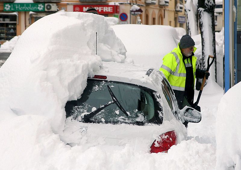 Una calle de Falset con varios coche enterrados por la nieve tras la intensa nevada caída en la zona.