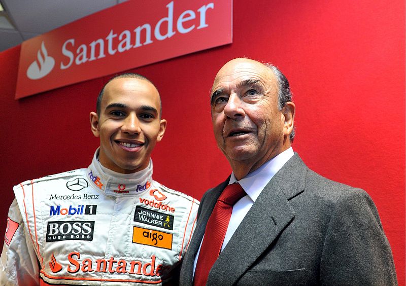 Botín posa junto a Hamilton, durante la inauguración de la primera sucursal del Santander en Londres