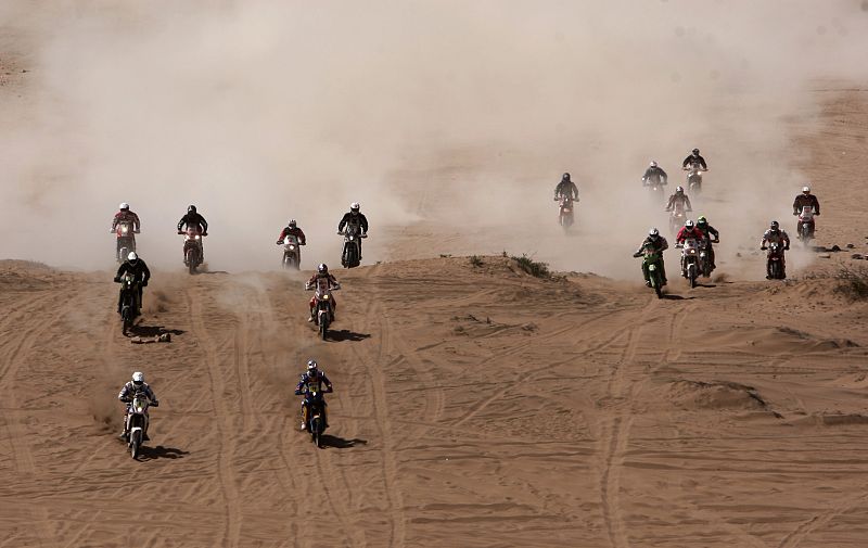 Un grupo de motociclistas toma la partida durante la novena etapa del Rally Dakar 2010