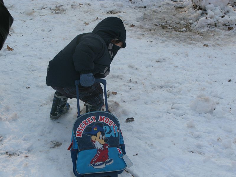 Tito sale del cole para ir al parque a jugar con la nieve