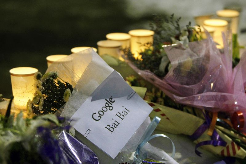 Los activistas han mostrado su apoyo con flores, velas y mensajes por la libertad de expresión.