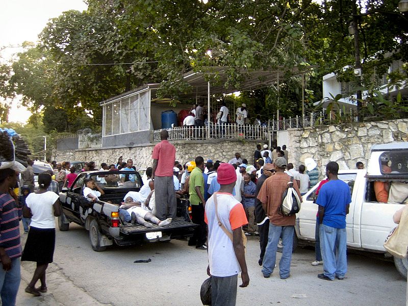 DESTRUCCIÓN Y MUERTE EN PUERTO PRÍNCIPE, CON MILES DE PERSONAS EN LAS CALLES