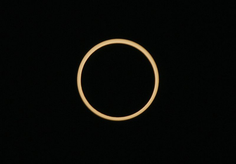 La luna cubre el sol, pero el satélite no puede tapar totalmente al astro y deja visible en el cielo un anillo de luz.