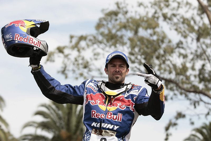 El piloto francés de motos Cyril Despres festeja su llegada a la meta final de la edición Dakar 2010