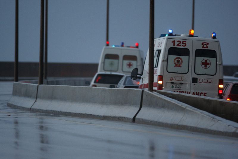 Las ambulancias de la Cruz Roja libanesa abandonan el aeropuerto internacional de Beirut