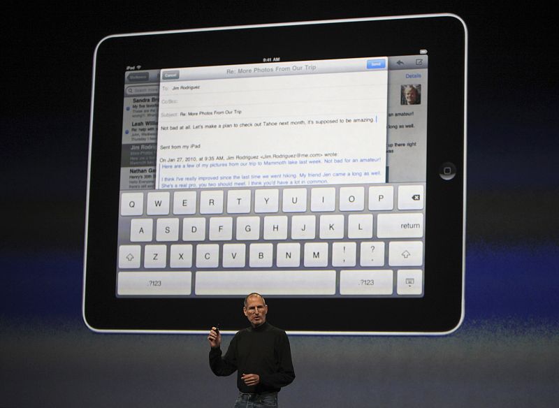 Tiene teclado completo QWERTY en pantalla.
