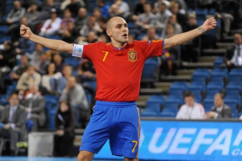 El capitán, Javi Rodríguez, celebra la victoria