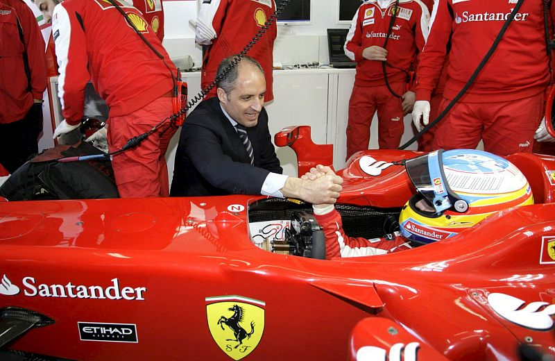 El President de la Generalitat, Francisco Camps (i), saluda al piloto de Ferrari Fernando Alonso